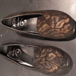 Danske Black/Gold Iridescent Metallic Professional Shoes. SIZE 38